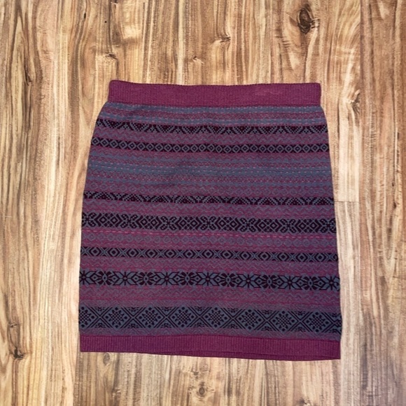 J Jill women’s skirt Medium 10 12 mini stretch knit sweater pattern red grey - Picture 1 of 8